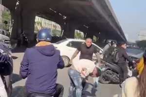Tạm giữ đối tượng hành hung người khác do mâu thuẫn va chạm giao thông