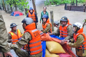 Lực lượng Công an nhân dân hết mình vì đồng bào bị lũ lụt 