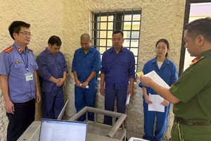 Khởi tố Phó giám đốc Bệnh viện Phổi Hà Nội cùng 10 bị can
