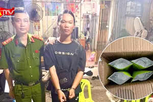 Khởi tố đối tượng giấu hàng chục kg bạc trị giá tiền tỷ dưới đế giày