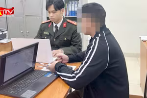 Giả danh shipper và vận chuyển hàng cấm để khống chế nam sinh tự giam mình trong khách sạn... 