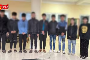 Khởi tố nhóm đối tượng cầm dao chém người đi đường
