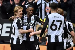 Tiền đạo Alexander Isak đi vào lịch sử Premier League