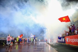 Màn ăn mừng cảm xúc của Công an Hà Nội FC cùng người hâm mộ