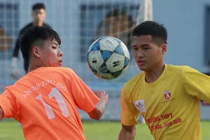 Chùm ảnh loạt trận 15h30 ngày 12-11