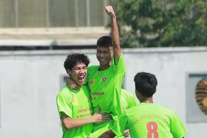 Chùm ảnh loạt trận 10h30 sáng 23-11