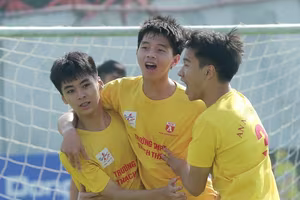 Chùm ảnh loạt trận 9h30 sáng 23-11