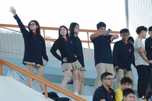 Những cổ động viên xinh đẹp, đáng yêu trên khán đài sân Xuân Đỉnh