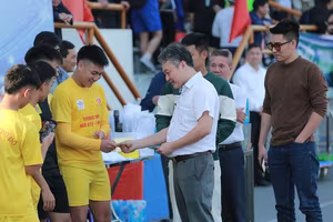 Cả đội Ngô Gia Tự được 'thưởng nóng' sau trận hay nhất từ đầu giải