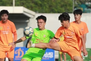 Nghẹt thở hạ trường Mỹ Đình, THPT Lomonoxop vào vòng 1/16