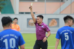 Thầy giáo cầm còi và câu chuyện giữ luật trên sân bóng học sinh