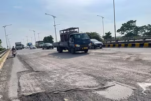 Khắc phục ngay tình trạng hư hỏng mặt cầu Phù Đổng