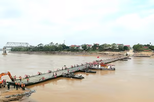 Cầu phao Phong Châu tạm thời phải tháo, người dân đi lại thế nào?