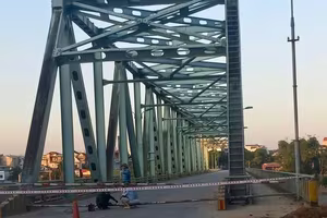 Trụ cầu Yên Bái bị xói sâu, cấm toàn bộ phương tiện lưu thông