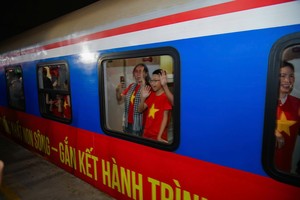 Đoàn tàu Thống Nhất Nam- Bắc sum họp lăn bánh từ Hà Nội và Sài Gòn, gặp nhau tại Đà Nẵng