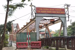 Cấm ô tô rẽ phải từ cầu Chương Dương xuống đê Long Biên- Xuân Quan