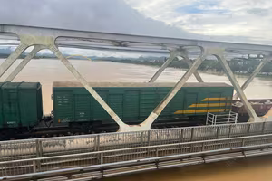 Nước lũ sông Hương dâng cao, đường sắt điều tàu giữ cầu Bạch Hổ và Dã Viên