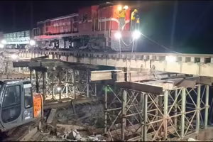 Thông tàu đường sắt Bắc- Nam qua Tuy Hoà sau 4 ngày đêm tê liệt do bão số 13