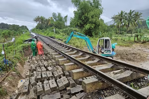 Đường sắt Bắc Nam qua Trung bộ tê liệt vì sạt lở nhiều đoạn