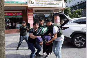 Diễn tập thực binh phòng ngừa tình huống cướp tiệm vàng, bắt cóc con tin