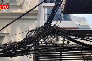Nguy cơ chập cháy từ búi dây điện trên cao 