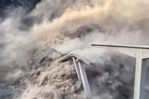 Khoảnh khắc cây cầu dài 758m bị sập một phần ở Trung Quốc