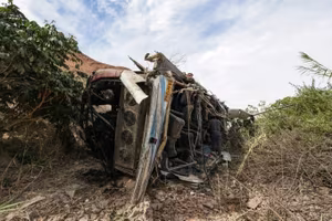 Xe buýt lao xuống vực sâu, ít nhất 37 người chết thảm