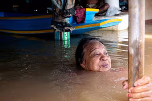 Lũ lụt kinh hoàng ở Thái Lan, ít nhất 13 người chết, hàng nghìn du khách nước ngoài bị mắc kẹt