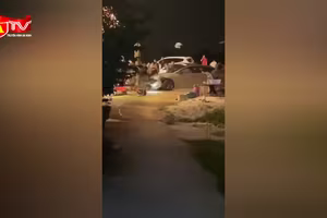 Vì sao ô tô “điên” lao vào đám đông giữa đêm, khiến 10 người bị tạm giữ?