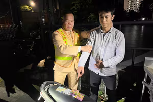 Nam thanh niên "phê" ma túy, giấu 9 điếu cần sa trong túi xách