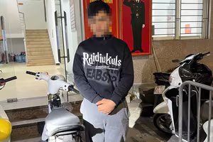 Tổ công tác 141 chặn giữ thiếu niên 16 tuổi chạy xe "bốc đầu" trên phố