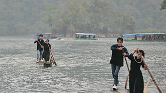 Đua thuyền độc mộc trên Ba Bể