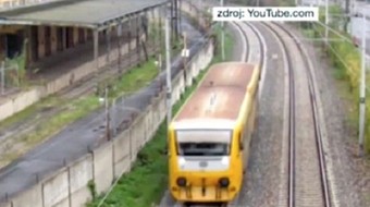 Nằm giữa đường ray tàu hỏa để "câu like"