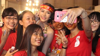 Hoa hậu Đặng Thu Thảo bị vây kín trong đêm Gala "Sắc đỏ Tây Đô"