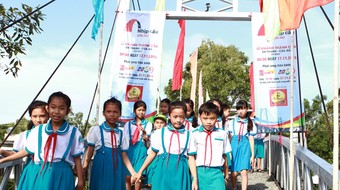 Người dân Đất Mũi vui mừng với cây cầu thép dây văng mới