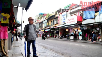 Thoải mái tản bộ trên vỉa hè Hà Nội phong quang, sạch sẽ