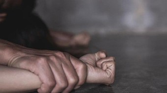 Gã thợ mộc giở trò đồi bại với con gái chủ nhà mới 10 tuổi