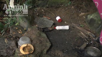 Vào hang đá, nơi lẩn trốn của đối tượng Tẩn Láo Lở