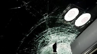 Ô tô "ăn" nửa viên gạch trên cao tốc Hà Nội-Thái Nguyên vỡ tan kính 