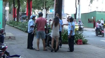 Xử lý vi phạm vỉa hè, cán bộ trật tự đô thị bị đánh thương tích
