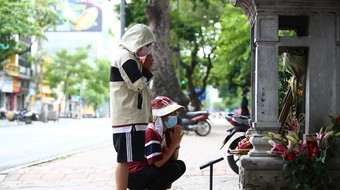 Văn Miếu Quốc Tử Giám: Biển “xuống ngựa” bị tưởng nhầm là miếu thiêng các sĩ tử thi nhau vái lạy 