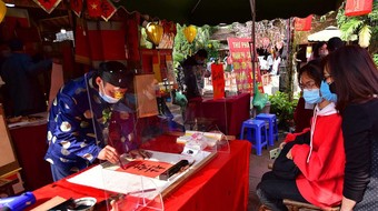 Người dân Hà Nội du xuân không quên phòng dịch