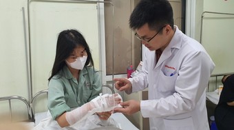Nữ sinh 17 tuổi ở Hà Nội đứt gân và bị nhiều vết cắt ở cổ tay do dùng máy xay đa năng
