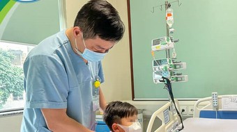 Bé trai 7 tuổi bị vỡ khí quản, nguy kịch tính mạng do ngã đập ngực vào kệ tivi