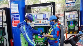 Giá xăng giảm hơn 300 đồng/lít