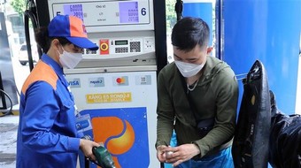 Giá xăng tiếp tục giảm sâu, RON95 lùi về dưới 22.000 đồng/lít