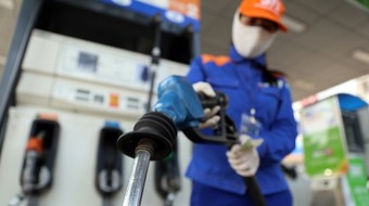 Giá xăng RON95 giảm về dưới 21.000 đồng/lít