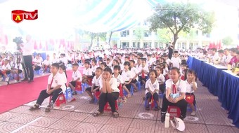 Gắn biển ngôi trường được xây dựng từ nguồn thu Xổ số kiến thiết Thủ đô