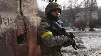 Lính Ukraine tác chiến với súng trường hiện đại TAR-21 của Israel