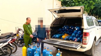 Phát hiện, thu giữ 60 bình khí cười
